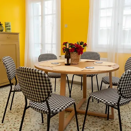 Aggire Retro Apartment